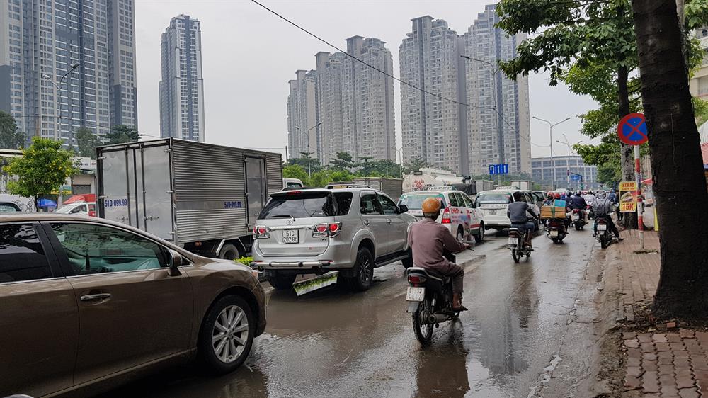 Cách điểm ngập dưới cầu vượt tầm vài trăm mét là một điểm ngập khác khiến dòng phương tiện bị ùn ứ nghiệm trọng. Ảnh: Trường Sơn