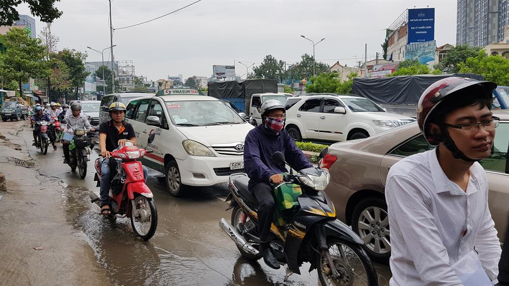 Mỗi khi trời mưa, việc đi qua đường nguyễn Hữu Cảnh là nỗi ám ảnh của người dân. Ảnh: Trường Sơn