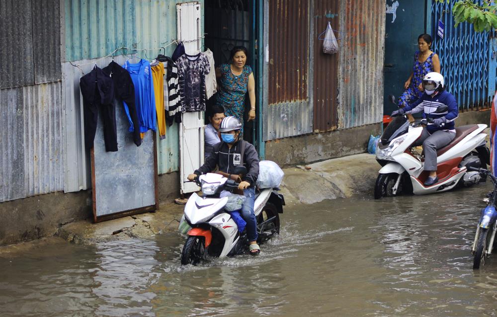Người dân cho biết, khoảng 4h nước tràn hết vào nhà khiên shoj phải trắng đêm chống ngập, kê các tài sản có giá trị lên cao. Ảnh: Trường Sơn