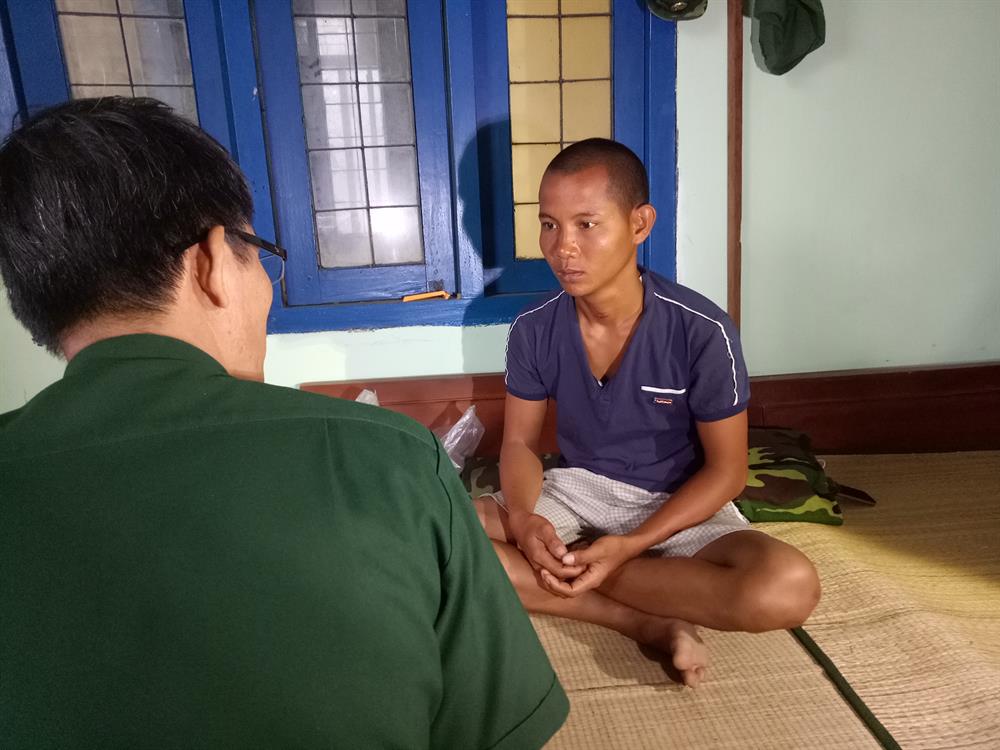 Bộ đội Trạm Kiểm soát Biên Phòng Sa Kỳ (xã Tịnh Kỳ) đang hỏi thăm sức khỏe ngư dân Việt. Ảnh: T.H