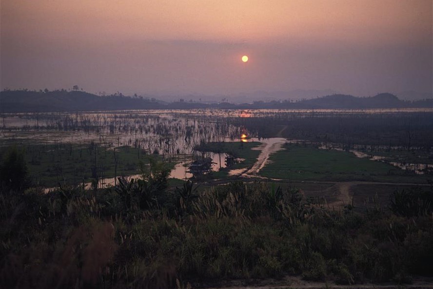 Phần thưởng sau khi chinh phục cung đường là tới được một thị trấn xa xôi nhìn ra hồ chứa Khao Laem.