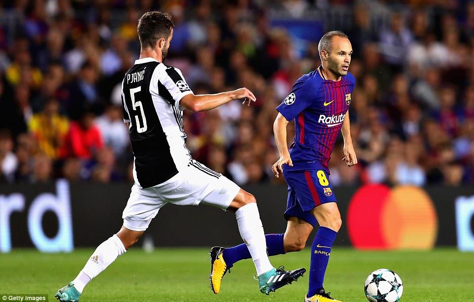 Iniesta (phải) vẫn là cầu thủ có tầm ảnh hưởng lớn ở Barcelona. Ảnh: Getty Images.