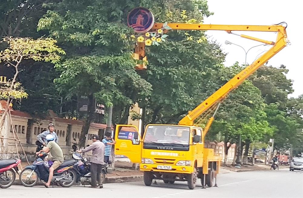 Cây xanh dọc đường phố Đồng Hới được chặt gọn trong ngày 14.9 trước khi bão đến. Ảnh: Lê Phi Long