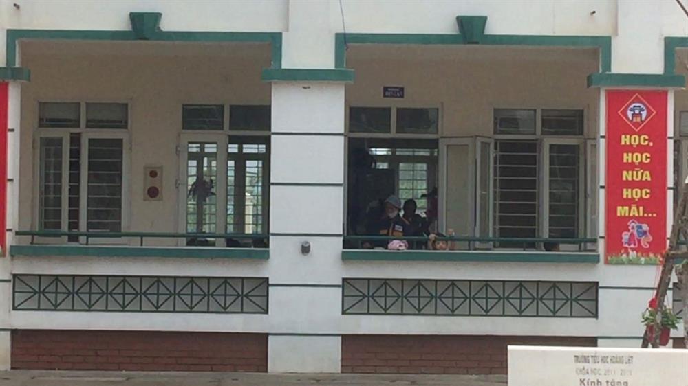 Có nhân viên bếp ăn không mặc trang phục đảm bảo vệ sinh. Ảnh: HN