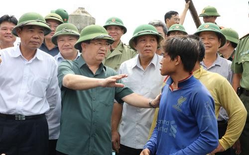 Phó Thủ tướng Trịnh Đình Dũng kiểm tra công tác phòng, chống bão tại Cửa Gianh (Quảng Bình). Ảnh: X.TUYẾN.
