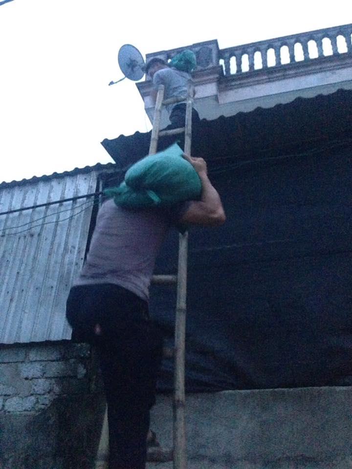 Trước 8h sáng 15.9, hơn 14.400 người phải di dời lên nơi an toàn (ảnh D.N)