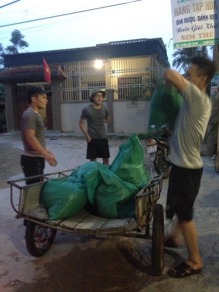 Người dân Nghệ An chống bão xuyên đêm. Ảnh: HN