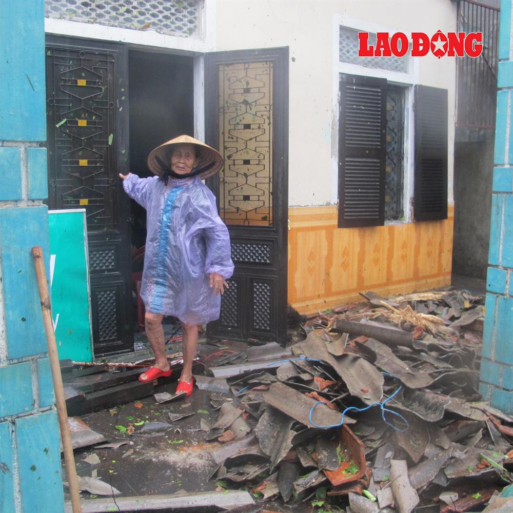 Những bà già thẫn thờ bên căn nhà bị tốc mái, hư hỏng nghiêm trọng. Ảnh: NĐT