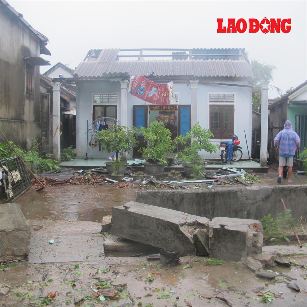 Những căn nhà không còn mái, tường bờ rào bị gió quật đổ nghiêng ngả. Ảnh: NĐT