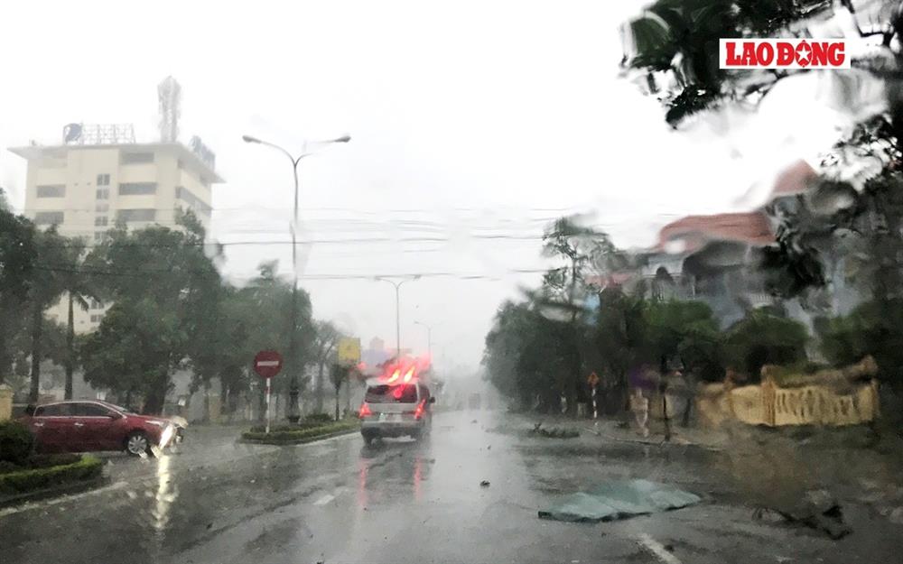 Mái tôn bay khắp đường phố Đồng Hới. Ảnh: Lê Phi Long