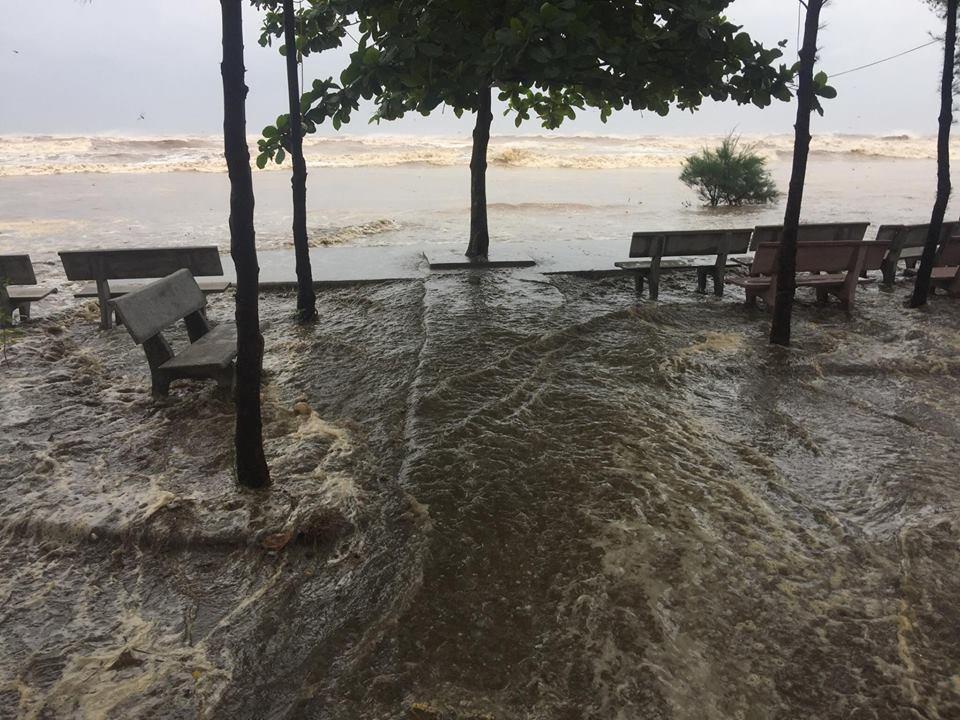 Nước biển ở khu vực huyện Diễn Châu, Nghệ An đang dâng cao bất thường. Ảnh: T.ANước biển ở khu vực huyện Diễn Châu, Nghệ An đang dâng cao bất thường. Ảnh: T.A