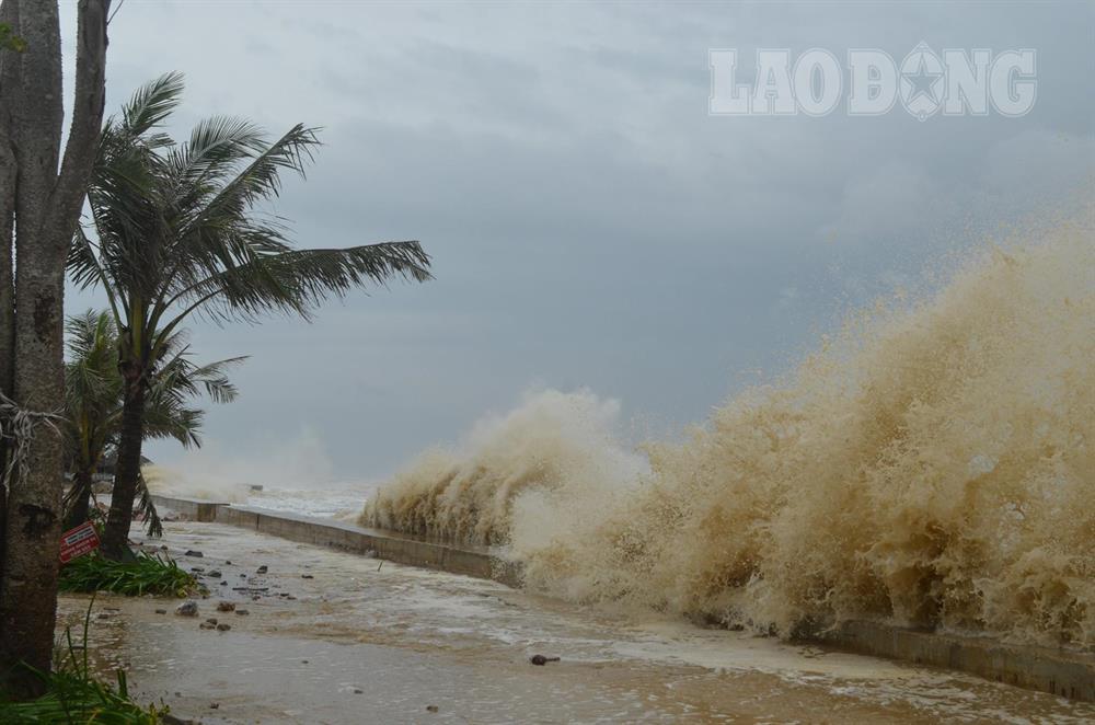 Tại điểm có bờ chắn như khu vực du lịch FLC hay Vạn Chài (Sầm Sơn, Thanh Hóa), sóng đập vào bờ cao hơn 10m. Ảnh: X.H