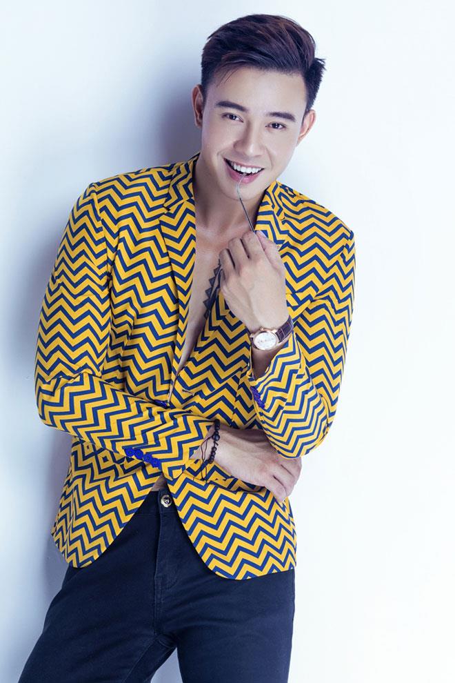 Tôi không muốn lớn thêm nữa cũng là ca khúc nằm trong album riêng của Đông Hùng đã chuẩn bị trong suốt thời gian qua, dự kiến sẽ ra mắt vào cuối năm nay. Trong album này, Đông Hùng sẽ thể hiện các sáng tác ở nhiều mảng đề tài của các nhạc sỹ khác nhau với sự chiêm nghiệm và cảm nhận của một chàng trai mới bước qua tuổi 24.