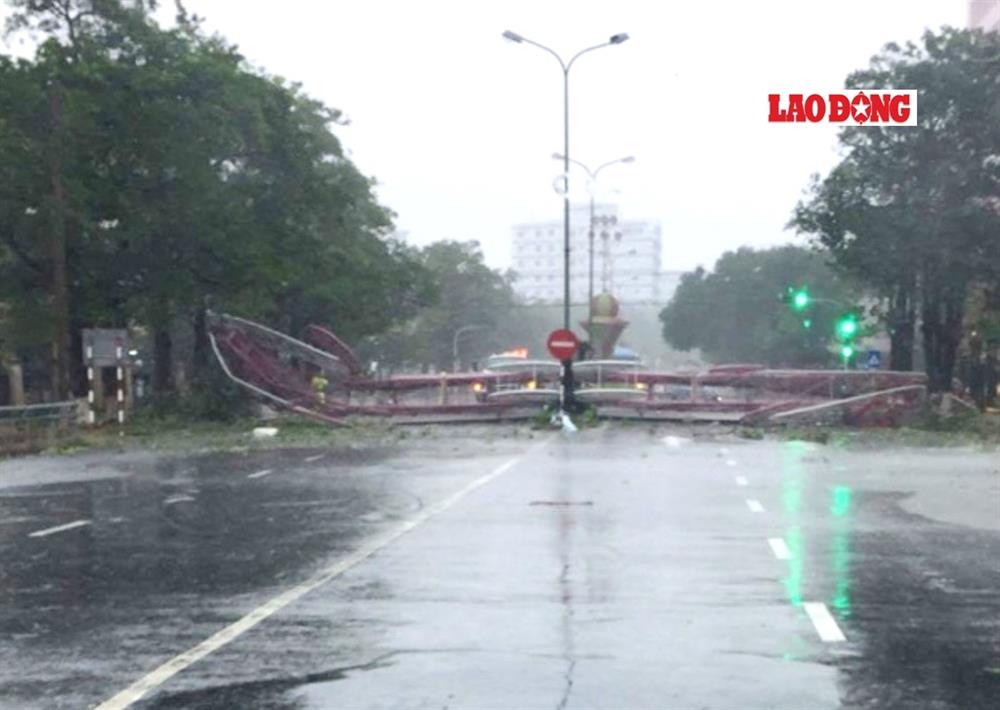 Quốc lộ 1A đoạn qua TP.Đồng Hới tạm thời bị ách tắc do cổng chào Thành phố bị gãy đổ nằm chắn ngang đường. Ảnh: Lê Phi Long