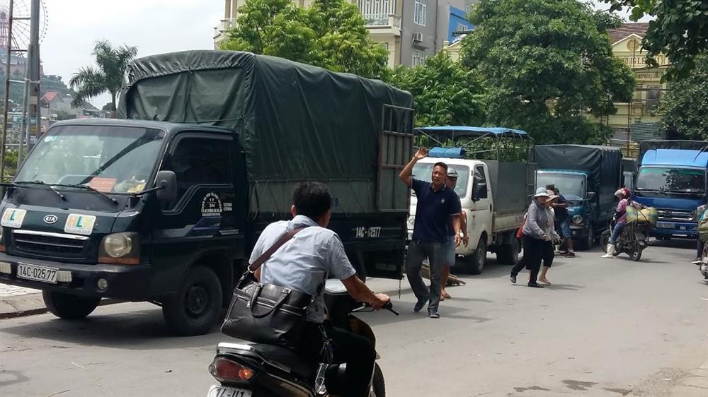 Chào mời sử dụng dịch vụ vận chuyển qua cầu. Ảnh: Nguyễn Hùng