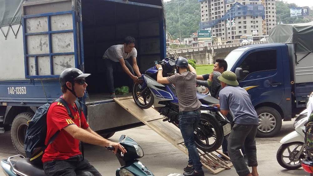 Nhiều người không đợi xe miễn phí của Sở GTVT Quảng NInh, nên đi xe của dân. Ảnh: Nguyễn Hùng