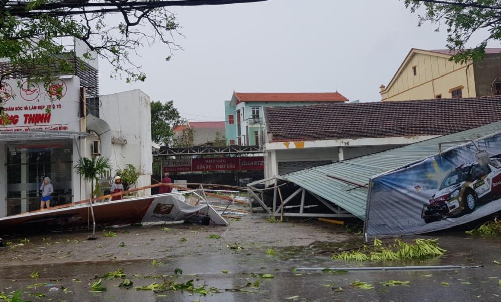 Nhiều cơ sở kinh doanh bị gió bão tàn phá.Ảnh: Lê Phi Long
