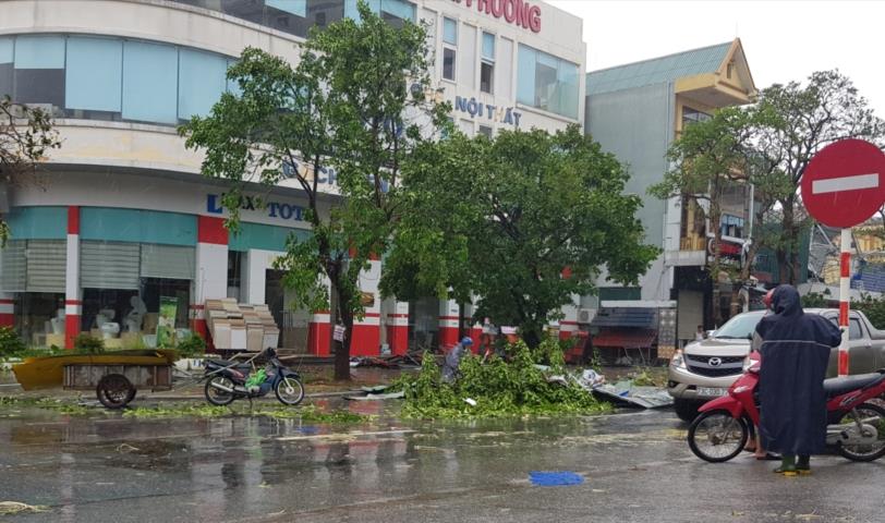 Đường phố ngổn ngang như chiến trường. Ảnh: Lê Phi Long