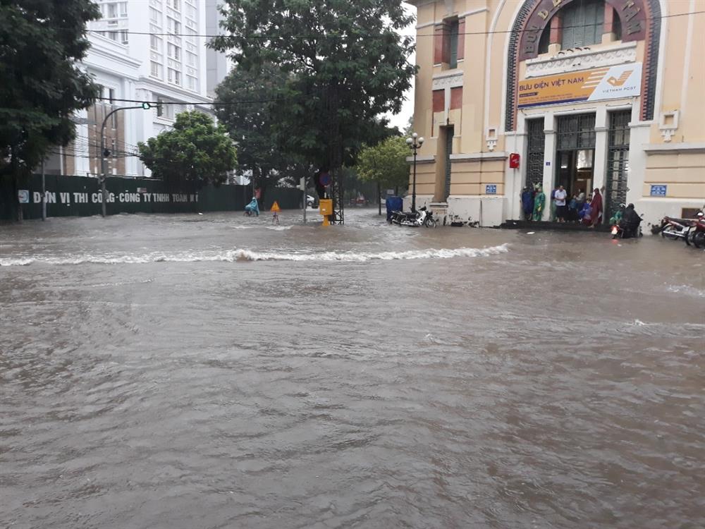 Mưa lớn biến một số tuyến đường nội thành thành sông - Ảnh TN