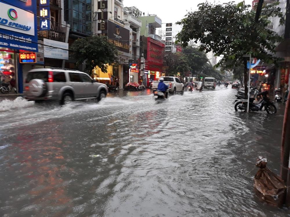 Ngập tại đường Cầu Đất (Ngô Quyền, Hải Phòng) - Ảnh TN