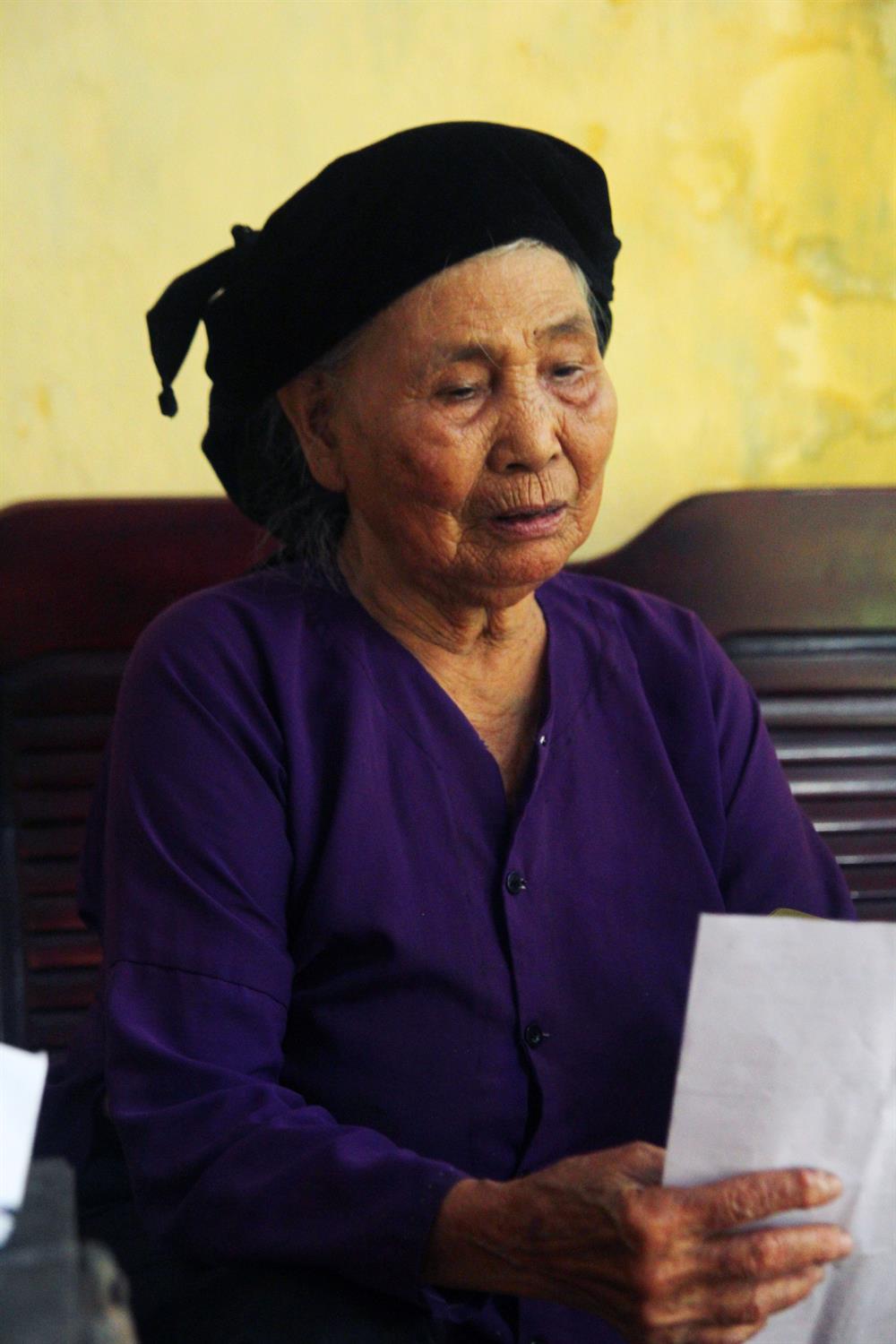 Bà Cuộc cầm trên tay