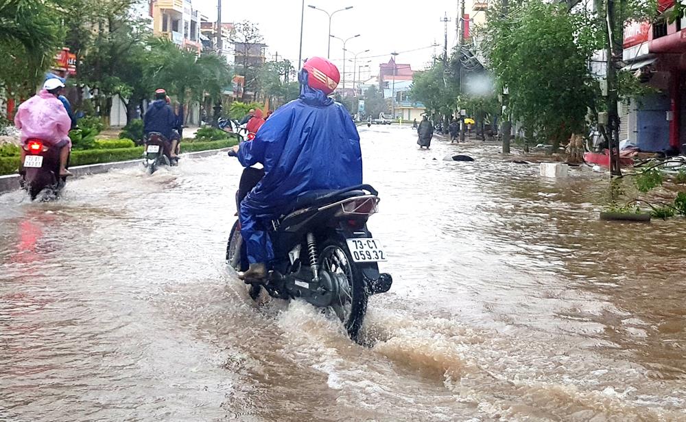 Nhiều tuyến đường ở TP.Đồng Hới vẫn đang ngập sâu. Ảnh: Lê Phi Long