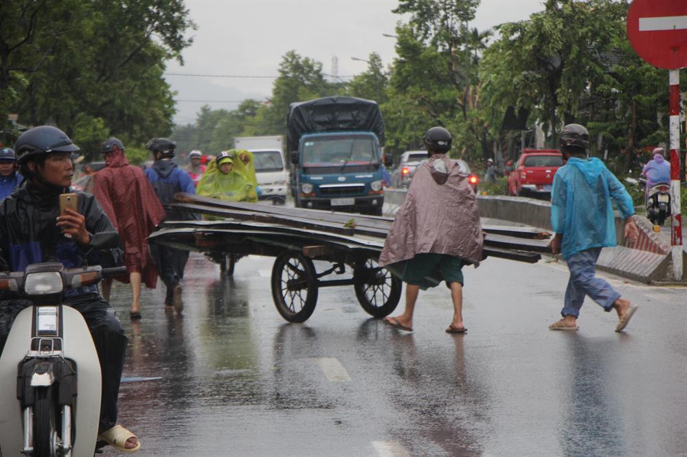 Tôn, ngói gió thổi bay khắp nơi, người dân phải đi nhặt từng tấm về. Ảnh: NĐT