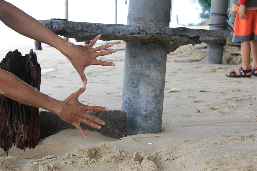 Sóng đánh vào khiến bãi tắm Thuận An sạt lở nghiêm trọng. Ảnh: NĐT
