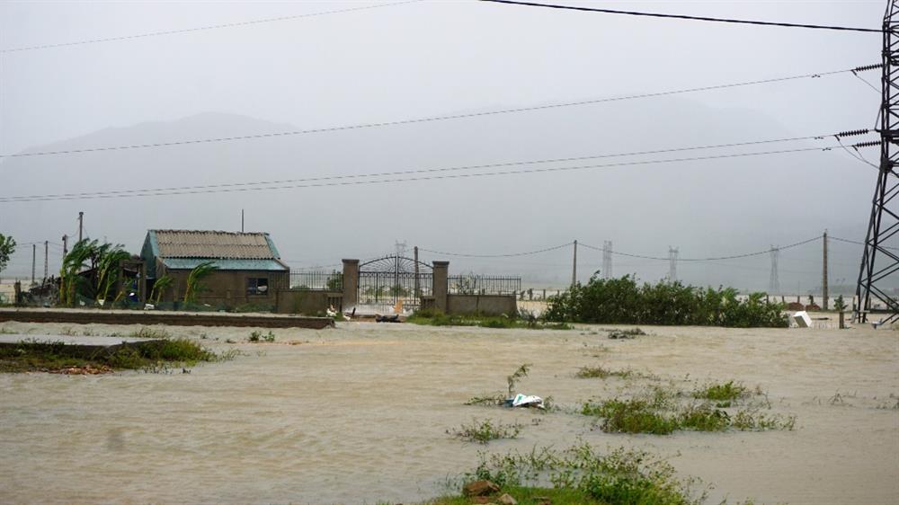 Mưa lớn, gây ngập nặng ở nhiều nơi, trên 3.100ha diện tích nuôi trồng thủy sản, trong đó có hơn 2.000 ha nước ngọt và 1.100ha mặn lợ (800ha tôm và 300ha nhuyễn thể) bị ngập. Ảnh: QĐ