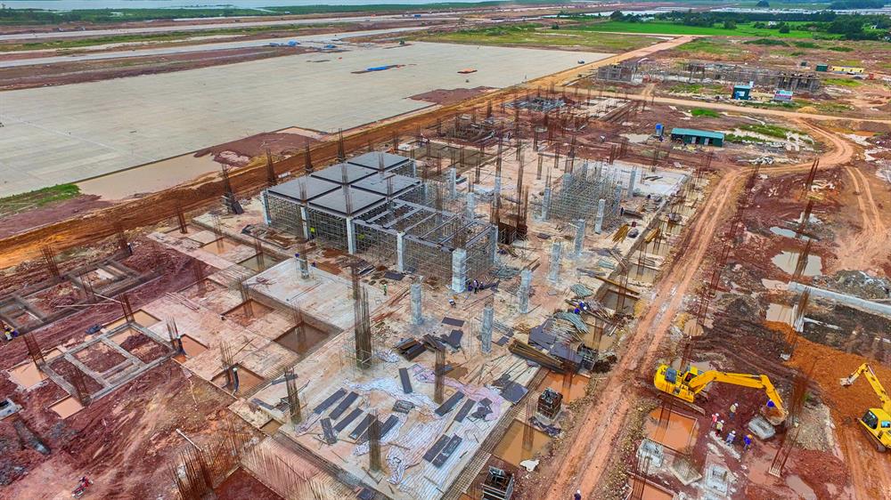 Cùng với đường băng, sân đỗ máy bay, nhà ga hành khách cũng đang được xây dựng giai đoạn 1, quy mô 25.000m2, công suất 2,5 triệu lượt hành khách/năm.