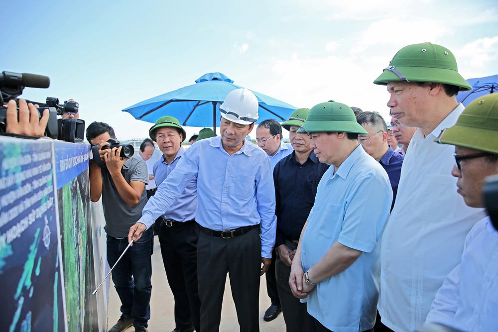 Phó Thủ tướng Chính phủ Vương Đình Huệ trong lần kiểm tra Cảng hàng không Quảng Ninh (ngày 26.8) đã biểu dương tỉnh Quảng Ninh, Sungroup mạnh dạn, đột phá triển khai dự án sân bay tư nhân đầu tiên theo hình thức đầu tư BOT.