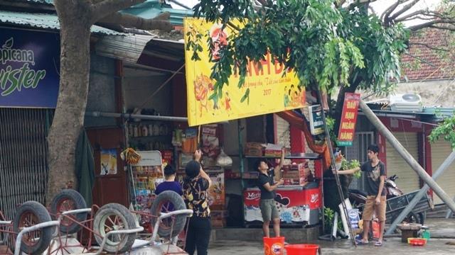 Từ sáng sớm, bà con đã bắt tay dọn dẹp. Ảnh: QĐ