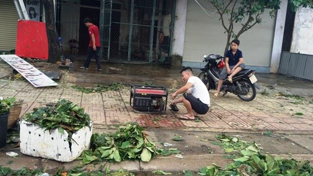 Mất điện, người dân sửa máy nổ để phát điện dùng. Ảnh: QĐ