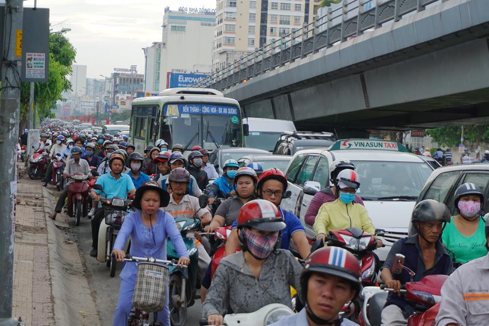 Các phương tiện hướng lưu thông ngược lại nhiều lúc bị ùn ứ dưới chân cầu Hoang Hoa Thám.