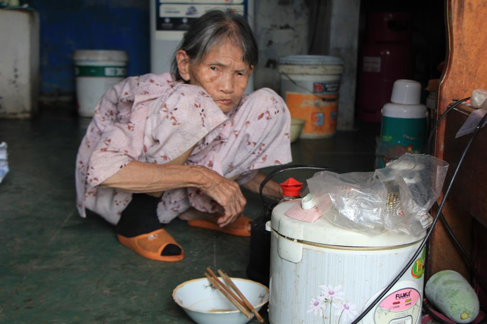 Người già cũng bơ phờ theo mưa bão. Ảnh: NĐT
