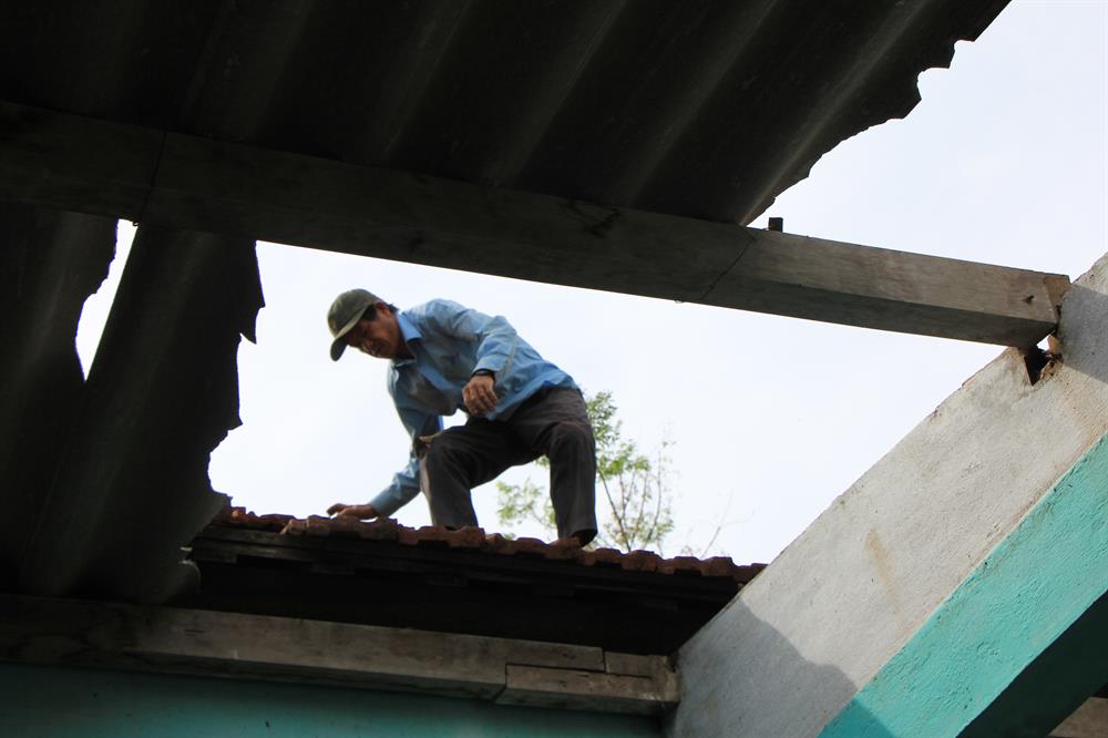 Tìm không ra thợ, một số nhà phải huy động người nhà để tự khắc phục. Ảnh: NĐT