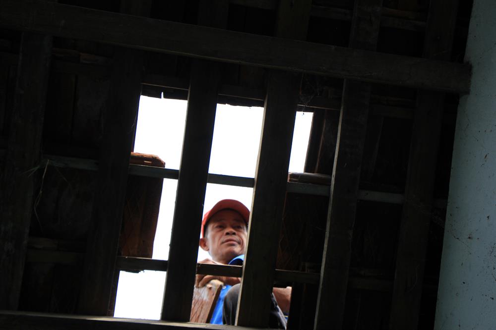 “Hư hỏng nhẹ thì người nhà có thể sửa được, chứ hư hỏng nặng thì phải cần đến thợ“-một người dân, nói. Ảnh: NĐT