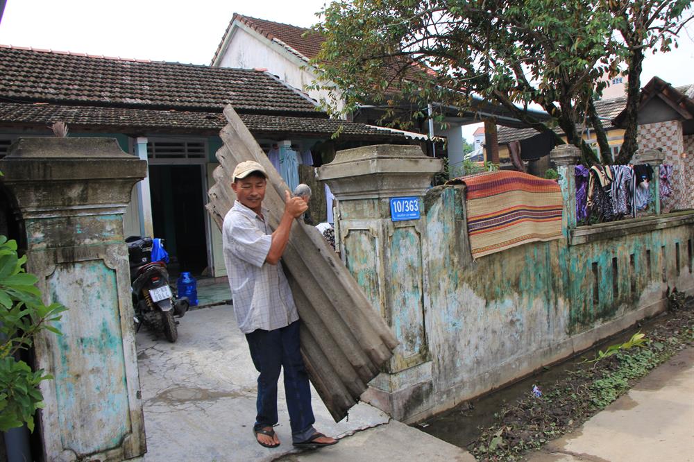 Tận dụng mọi thứ vật liệu còn nguyên vẹn. Ảnh: NĐT