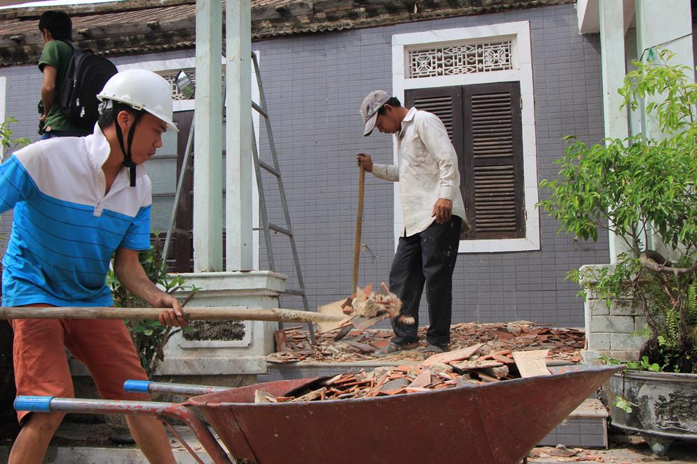 Gạch ngói bị gió làm vỡ vụn. Ảnh: NĐT