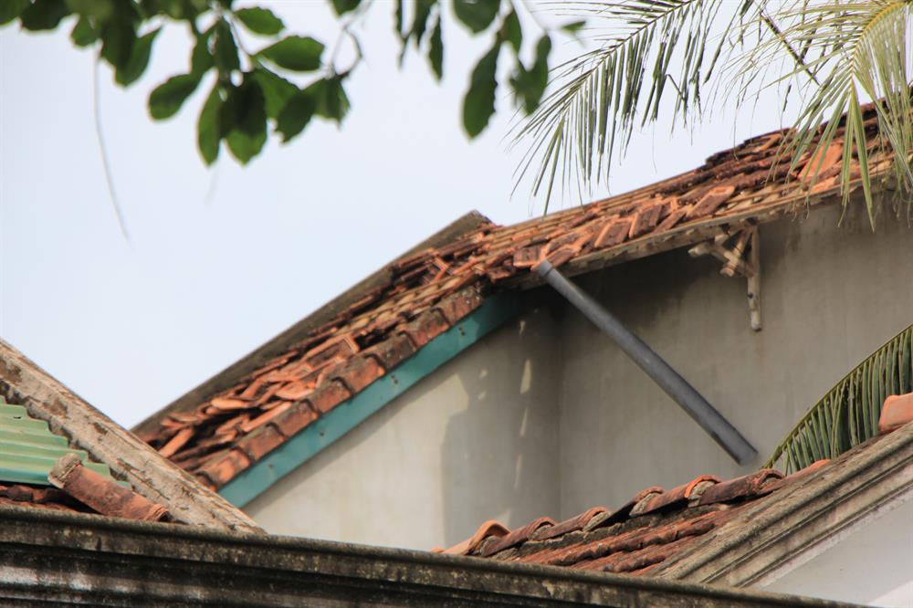 Nhiều nhà tìm chưa ra thợ nên chưa sửa chữa được. Ảnh: NĐT