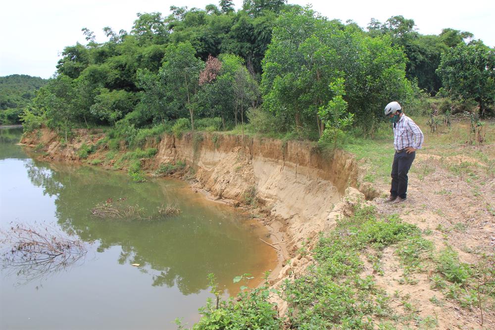 Mảnh đất trồng bưởi, thanh trà của người dân đã bị sạt lở rất sâu vào bên trong. Nếu tình hình không được cải thiện thì mùa mưa bão đến chắc chắn sẽ còn bị sạt lở nhiều hơn nữa. Ảnh: NĐT