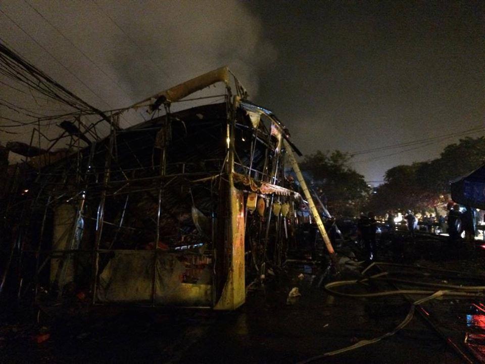 Tuy nhiên, do lửa cháy lớn và nhiệt tăng cao khiến toàn bộ hàng hoá trong siêu thị bị cháy rụi hoàn toàn. Toàn bộ hai tầng của siêu thị bị đổ sập.