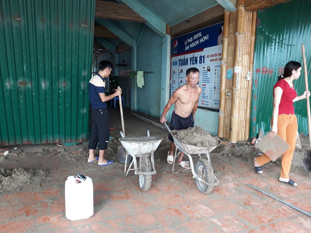 Người dân gặp khó khăn khi cát có nơi dày tới gần 1m (ảnh D.N)