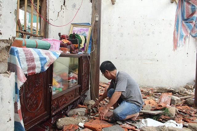 “Còn chi nữa sau bão đâu anh. Tất cả trong nhà đã bị bão cướp mất rồi. Xót quá, tôi cố lục lọi kiếm xem còn có chi sót lại. Nhưng càng tìm kiếm tôi càng xót ruột“- người đàn ông lớm rớm nước mắt vừa nhặt nhạnh những gì còn sót lại trong ngôi nhà tan hoang vừa nói với chúng tôi.
