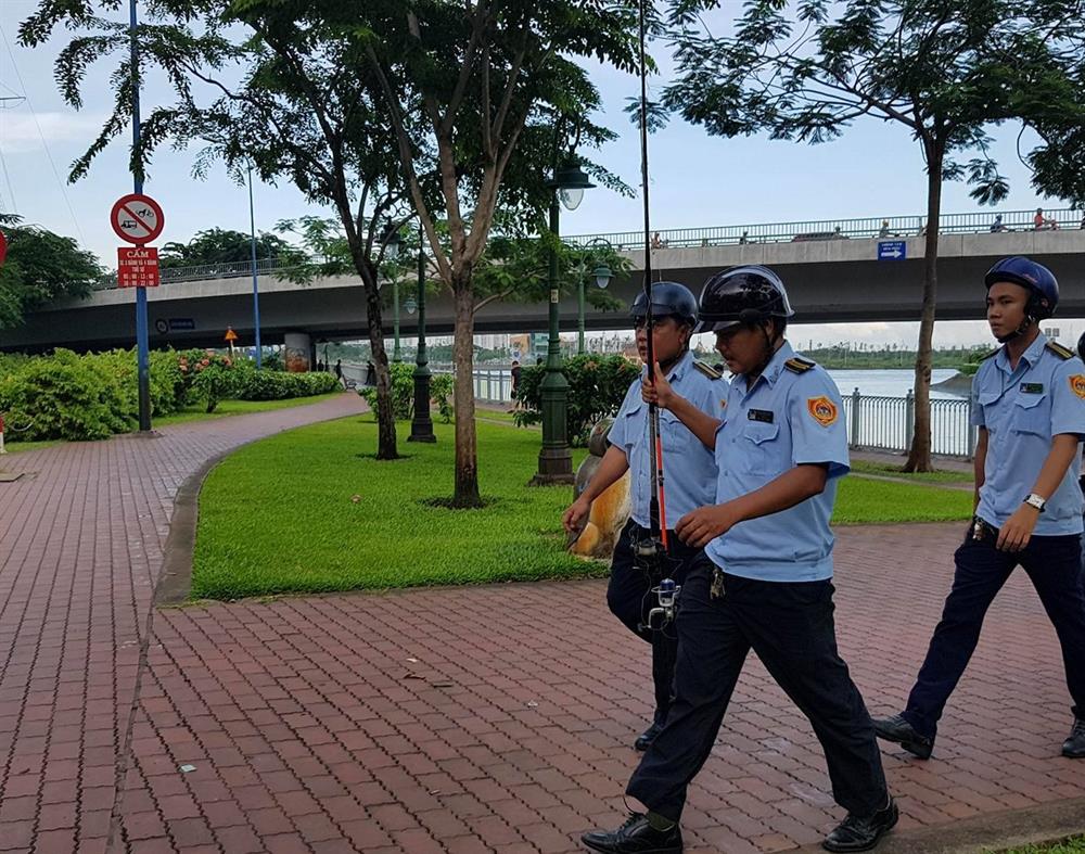 Tịch thu nhiều cần câu cá trên kênh Tàu Hủ Bến Nghé. Đây là lần đầu tiên lực lượng TTĐT tịch thu nhưng cần câu cá trên địa bàn. Được biêt, theo qui định của TP, việc câu cá là ko đc phép