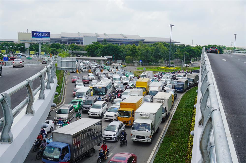 Trước cổng sân bay Tân Sơn Nhất bị kẹt xe kéo dài ngày 16.9.