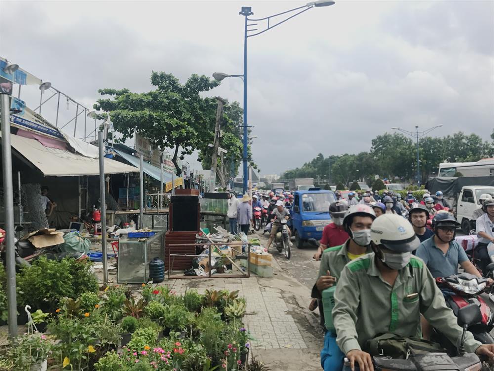 Việc giải tỏa các ki-ốt trên đường Trường Chinh ảnh hưởng nghiêm trọng đến giao thông khu vực.
