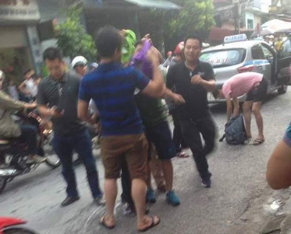 Các trinh sát bắt giữ Lê Văn Thọ. Ảnh: Cơ quan Công an và bạn đọc cung cấp.