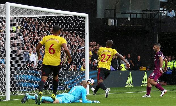 Bàn thắng nâng tỷ số lên 2-0 của Aguero (áo tím). Ảnh: Reuters.