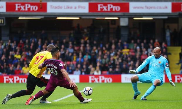 Aguero (áo tím) ghi bàn nâng tỷ số lên 5-0. Ảnh: Getty Images.